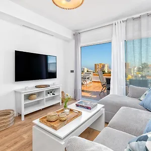 https://lola-playa-puerto-marina.1costadelsol.com